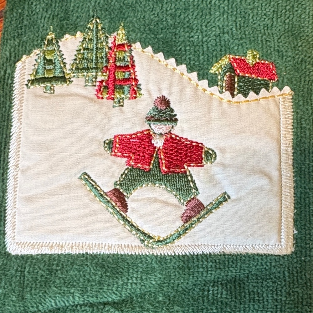 Christmas Embroidered Green Guest Towel Set NWT - Picture 4 of 12
